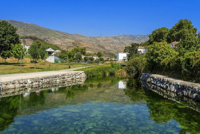 As melhores praias fluviais na Serra da Estrela Mergulhe nas águas cristalinas e delicie-se com as paisagens deslumbrantes.