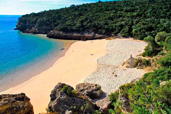 10 das melhores praias da Arrábida Há praias paradisíacas a menos de 1 hora de Lisboa. As melhores praias da Arrábida juntam serra e mar e criam um cenário memorável!
