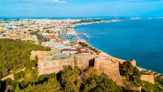 10 das melhores escapadinhas a menos de 1 hora de Lisboa A menos de 1 hora de Lisboa existem locais que vale a pena descobrir. Confira algumas das melhores escapadinhas que pode fazer.