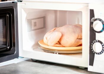 Veja como descongelar alimentos corretamente e com segurança! Métodos eficazes para preservar a textura, o sabor e a qualidade dos alimentos.