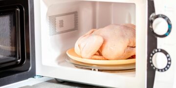 Veja como descongelar alimentos corretamente e com segurança! Métodos eficazes para preservar a textura, o sabor e a qualidade dos alimentos.