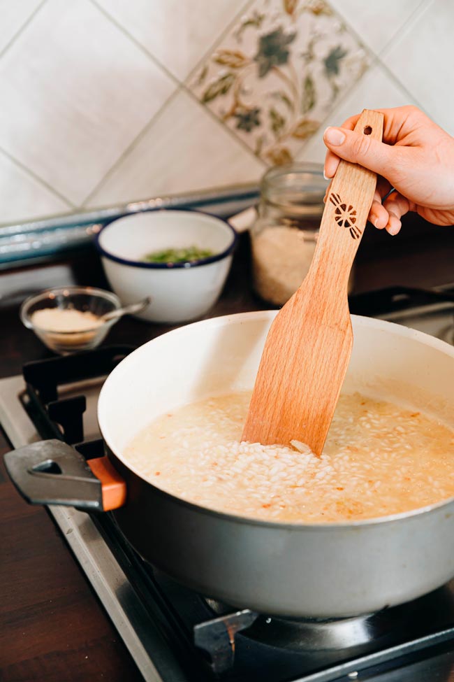 Aprenda a fazer arroz mais saudável corretamente Aprenda a fazer arroz mais saudável da forma correta! Descubra segredos culinários que vão transformar suas refeições em opções saudáveis e deliciosas.