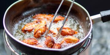 Isto vai facilitar-lhe a vida! Aprenda o segredo para fritar alimentos sem sujar o fogão!