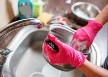 Descubra truques e técnicas eficientes para remover facilmente a sujidade e a gordura das suas panelas. Aprenda a lavar panelas sem esforço!