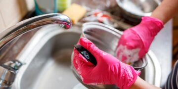 Descubra truques e técnicas eficientes para remover facilmente a sujidade e a gordura das suas panelas. Aprenda a lavar panelas sem esforço!