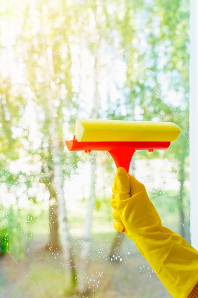 Aprenda a lavar vidros e espelhos rápida e eficazmente Vamos ensinar-lhe a lavar vidros e espelhos, com dicas práticas e produtos adequados, para obter superfícies brilhantes e sem manchas!
