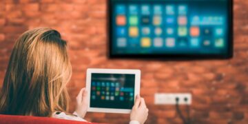 Para ligar o computador à TV vamos ensinar-lhe alguns truques que irão fazer com que goste ainda mais de ficar em casa.
