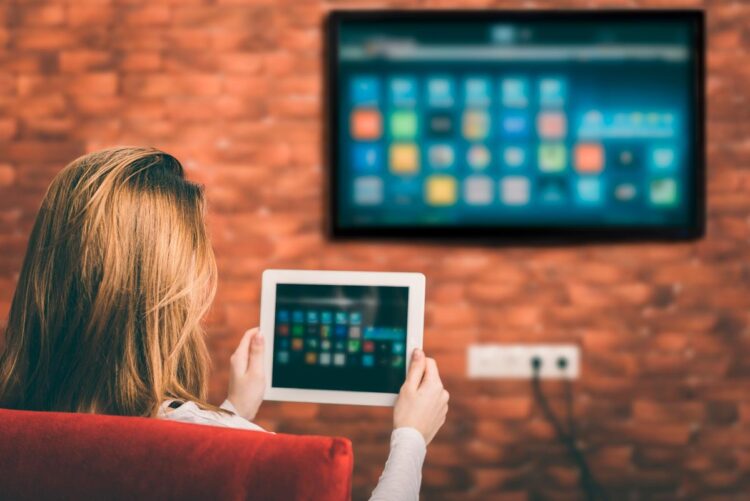 Para ligar o computador à TV vamos ensinar-lhe alguns truques que irão fazer com que goste ainda mais de ficar em casa.
