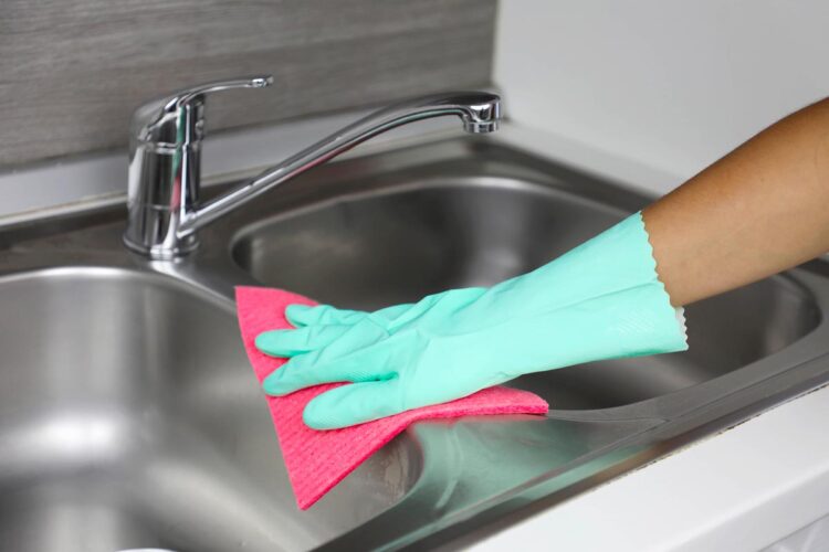 Aprenda a limpar inox eficazmente e deixe tudo a brilhar Saiba como limpar inox com as nossas soluções caseiras que asseguram uma limpeza eficaz.