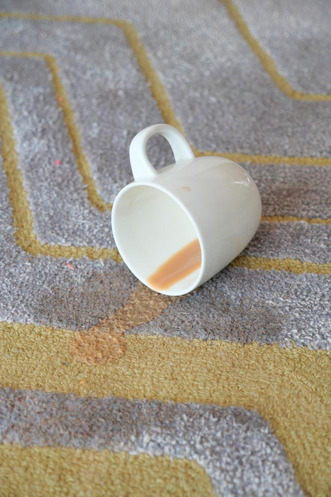 Aprenda a limpar manchas de carpetes e tapetes corretamente Diga adeus até às nódoas mais incrustadas com estas 6 técnicas comprovadas para limpar manchas de carpetes e tapetes corretamente.