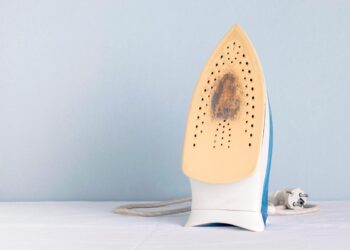 Saber limpar o ferro de engomar pode salvar as suas roupas. Confira as nossas dicas e acabe com as preocupações.