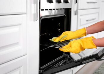 Saber como limpar o forno é uma preocupação? Confira 3 métodos comprovados e eficazes para devolver o brilho original ao seu forno!
