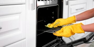 Saber como limpar o forno é uma preocupação? Confira 3 métodos comprovados e eficazes para devolver o brilho original ao seu forno!