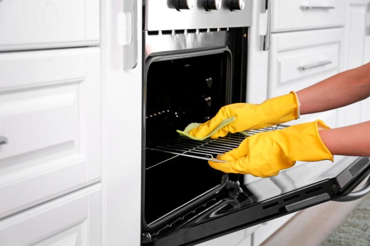 Saber como limpar o forno é uma preocupação? Confira 3 métodos comprovados e eficazes para devolver o brilho original ao seu forno!