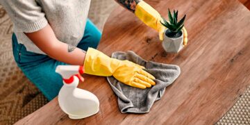 Dicas práticas para limpar o pó de móveis, superfícies e objetos, deixando a sua casa brilhante e livre de alergénios.