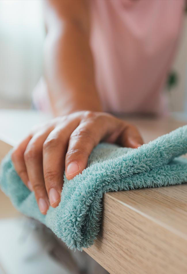 Aprenda a limpar o pó da casa rápida e eficazmente Dicas práticas para limpar o pó de móveis, superfícies e objetos, deixando a sua casa brilhante e livre de alergénios.