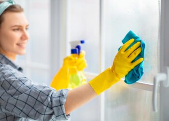 Mesmo as manchas mais difíceis! Descubra dicas eficazes para limpar vidros manchados e deixá-los a brilhar como novos!