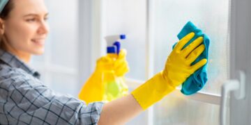 Mesmo as manchas mais difíceis! Descubra dicas eficazes para limpar vidros manchados e deixá-los a brilhar como novos!