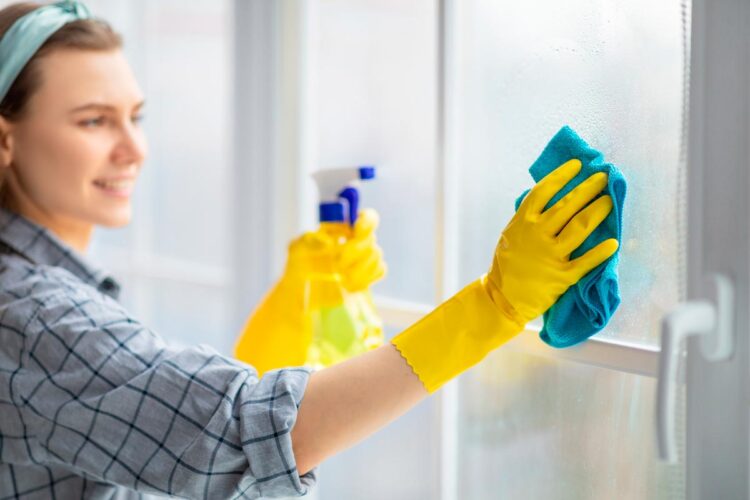 Mesmo as manchas mais difíceis! Descubra dicas eficazes para limpar vidros manchados e deixá-los a brilhar como novos!