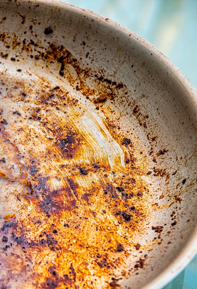 Aprenda a tirar e limpar a gordura dos utensílios de cozinha Sabemos que não é nada fácil tirar e limpar a gordura dos utensílios de cozinha, mas com as nossas dicas, pode fazê-lo com facilidade!