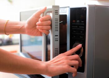 É um grande aliado na cozinha, mas é preciso saber usá-lo. Aprenda a usar o micro-ondas de forma correta e tire o máximo partido dele!