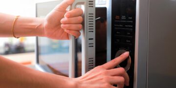 É um grande aliado na cozinha, mas é preciso saber usá-lo. Aprenda a usar o micro-ondas de forma correta e tire o máximo partido dele!