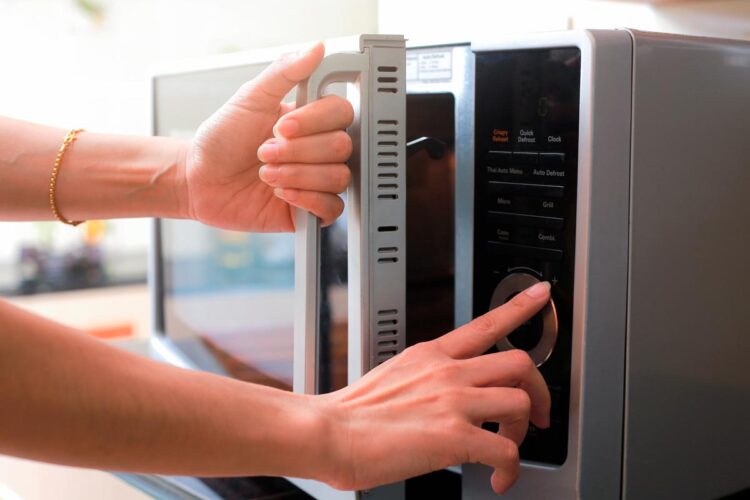 Aprenda a usar o micro-ondas de forma correta É um grande aliado na cozinha, mas é preciso saber usá-lo. Aprenda a usar o micro-ondas de forma correta e tire o máximo partido dele!