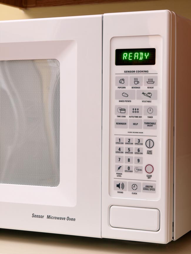 Aprenda a usar o micro-ondas de forma correta É um grande aliado na cozinha, mas é preciso saber usá-lo. Aprenda a usar o micro-ondas de forma correta e tire o máximo partido dele!