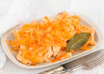 Quer uma refeição saborosa e fácil de fazer? Experimente a nossa receita de bifes de peru de cebolada. Um prato tradicional e delicioso. Aprenda a fazer!