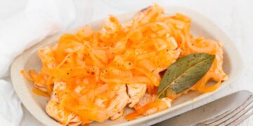Quer uma refeição saborosa e fácil de fazer? Experimente a nossa receita de bifes de peru de cebolada. Um prato tradicional e delicioso. Aprenda a fazer!