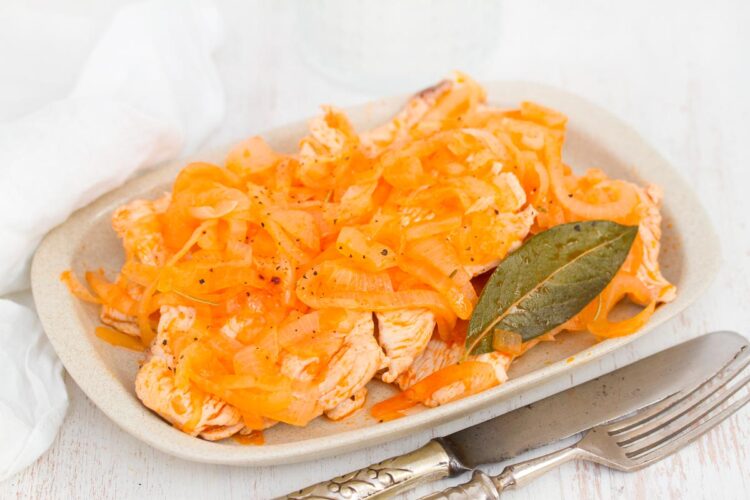Quer uma refeição saborosa e fácil de fazer? Experimente a nossa receita de bifes de peru de cebolada. Um prato tradicional e delicioso. Aprenda a fazer!