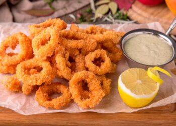 Aprenda a fazer Calamares Fritos à Andaluza! Deliciosos anéis de lula macios e crocantes, fritos com perfeição e servidos com uma pitada de limão.