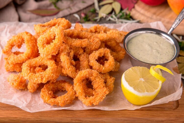 Aprenda a fazer Calamares Fritos à Andaluza! Deliciosos anéis de lula macios e crocantes, fritos com perfeição e servidos com uma pitada de limão.
