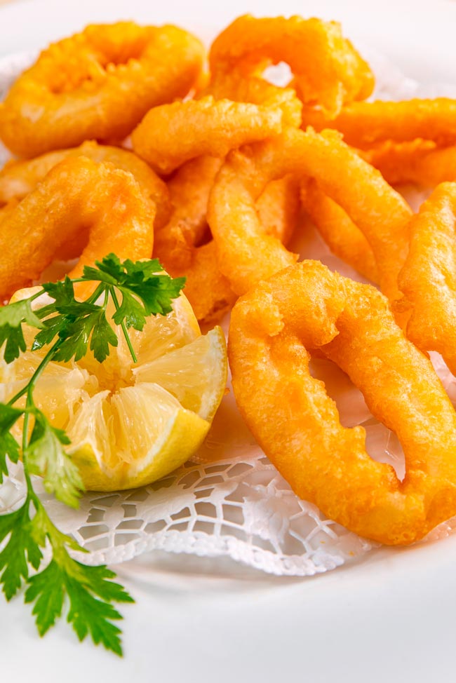 Calamares fritos à Andaluza Aprenda a fazer Calamares Fritos à Andaluza! Deliciosos anéis de lula macios e crocantes, fritos com perfeição e servidos com uma pitada de limão.