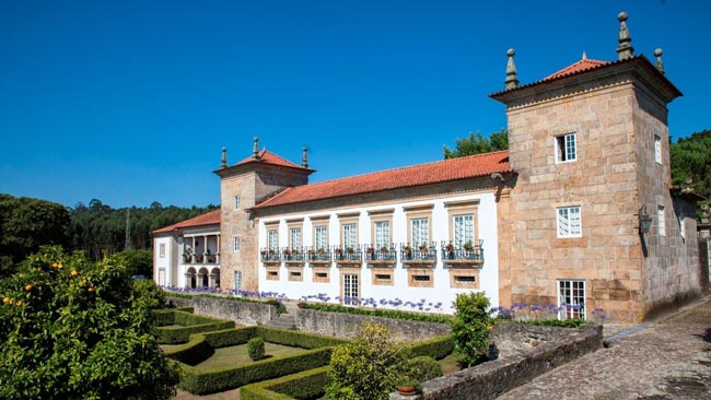 Solares de Portugal encantam site internacional Descubra a beleza e a magia destas casas que são verdadeiros tesouros históricos. Encante-se com a riqueza cultural e o charme dos Solares de Portugal!