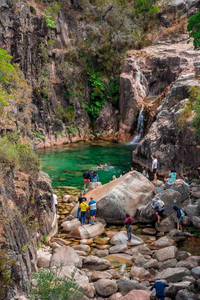 Cascata da Portela do Homem, uma obra de arte da Natureza no topo do Gerês A cascata da Portela do Homem é uma obra de arte da Natureza e uma das grandes atrações do Parque Nacional da Peneda-Gerês.