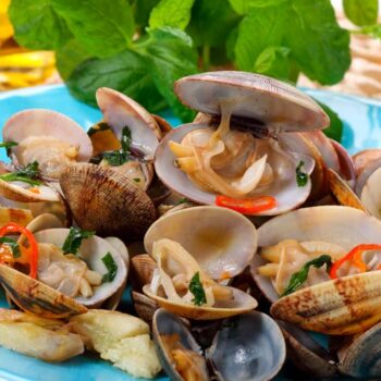 Desfrute de uma verdadeira delícia com Conquilhas à Algarvia! Um prato tradicional que traz os sabores e o aroma do mar do Algarve.