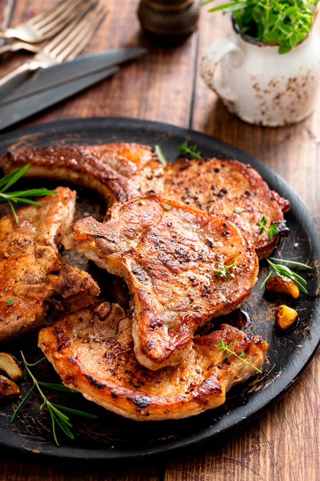 Costeletas de porco à portuguesa: receita tradicional Um prato clássico que vai levar os sabores autênticos de Portugal à sua mesa!