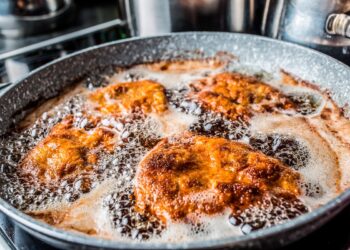 Acabe de vez com o cheiro a fritos! Descubra as melhores técnicas para eliminar o odor da cozinha.