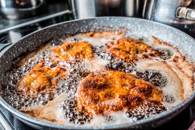 Acabe de vez com o cheiro a fritos! Descubra as melhores técnicas para eliminar o odor da cozinha.