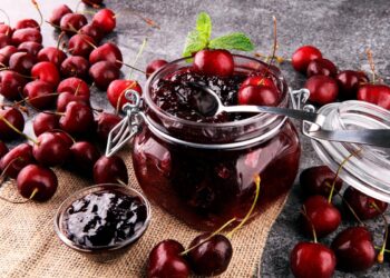 Um belo doce de cereja caseiro, cheio de sabor! Uma excelente opção para se poder usufruir do sabor fantástico deste fruto.