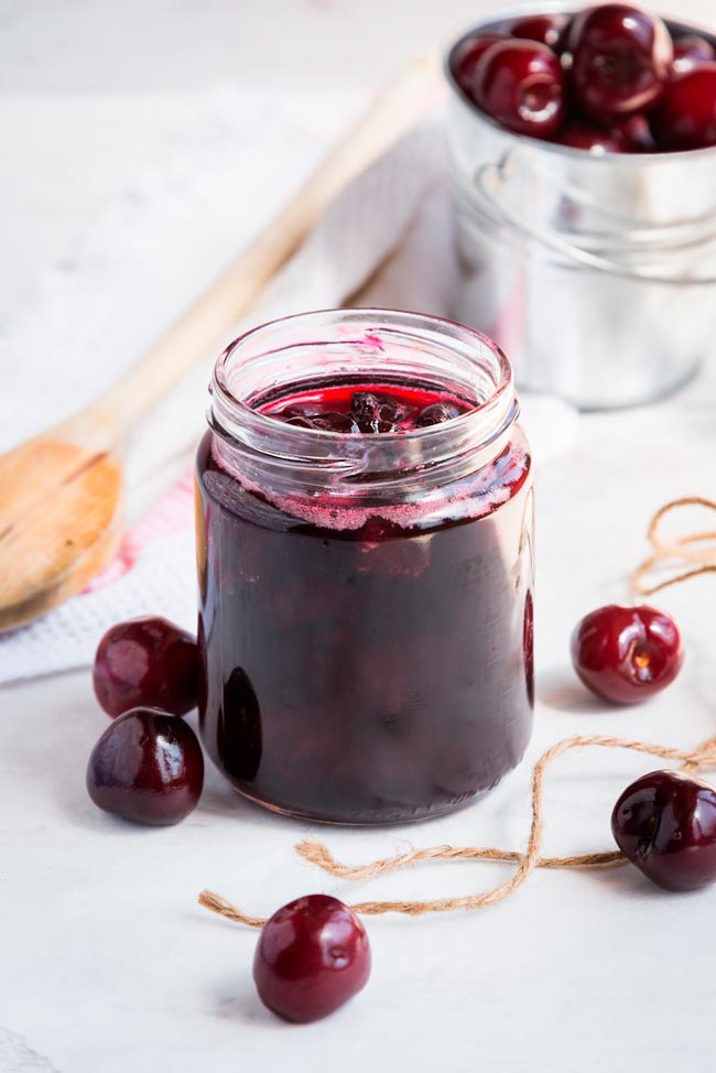 Doce de cereja caseiro, uma compota irresistível Um belo doce de cereja caseiro, cheio de sabor! Uma excelente opção para se poder usufruir do sabor fantástico deste fruto.