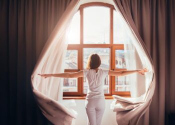 Tem de escolher entre estores ou cortinas? Descubra as vantagens e encontre a solução perfeita para as suas janelas.