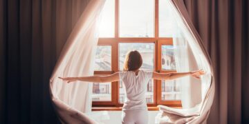 Tem de escolher entre estores ou cortinas? Descubra as vantagens e encontre a solução perfeita para as suas janelas.