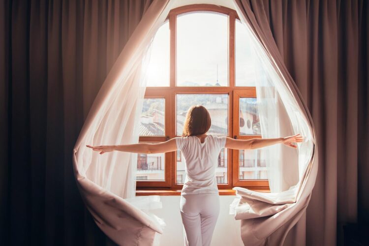 Tem de escolher entre estores ou cortinas? Descubra as vantagens e encontre a solução perfeita para as suas janelas.