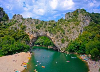 Se gosta de mergulhar em plena natureza, a Euronews elegeu algumas das praias mais limpas da Europa e uma, claro, é portuguesa.