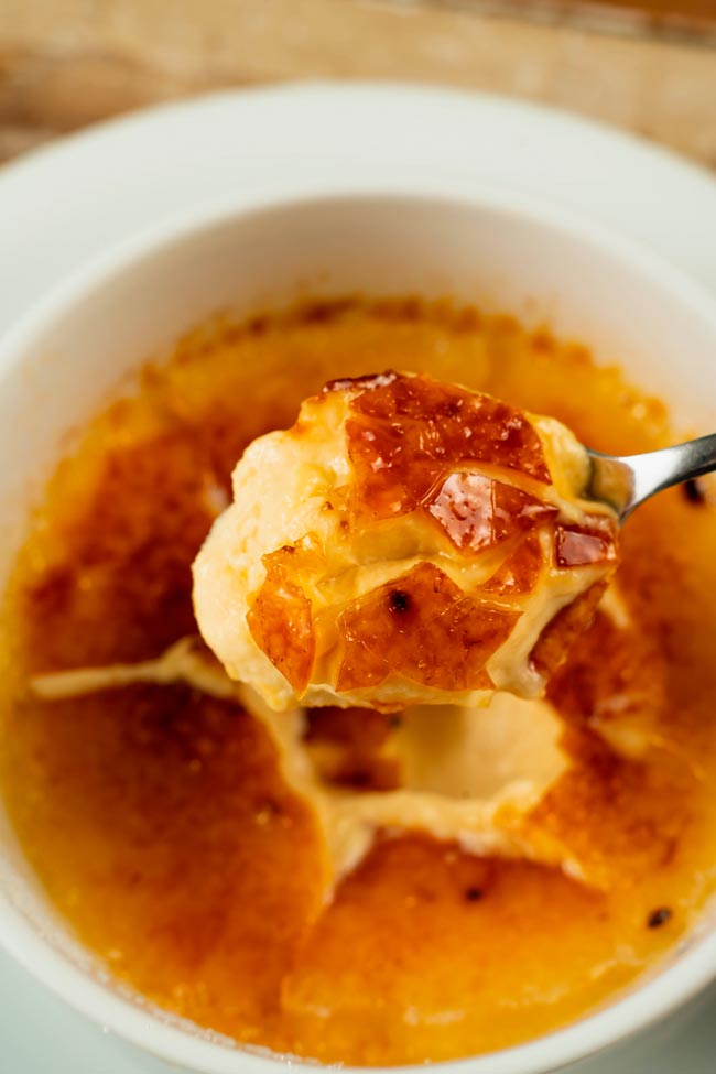 Leite creme caseiro à moda antiga Delicie-se com o autêntico leite creme caseiro à moda antiga. É uma receita conventual e uma delícia portuguesa!