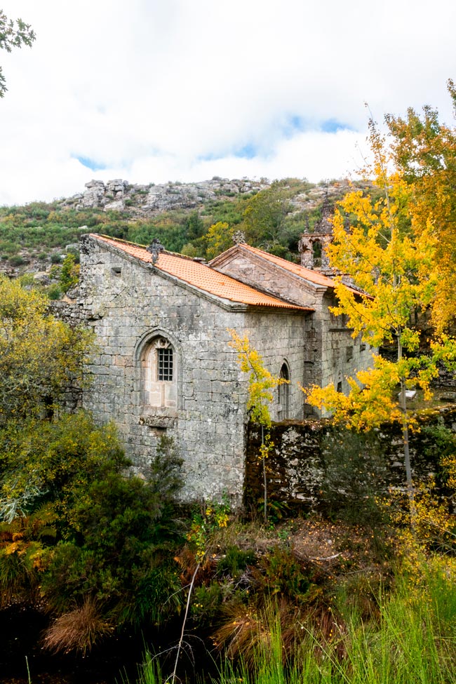 Mosteiro de Santa Maria das Júnias: viagem ao passado medieval Faça uma viagem fascinante ao passado medieval no Mosteiro de Santa Maria das Júnias! Descubra a beleza e a história deste monumento cativante.