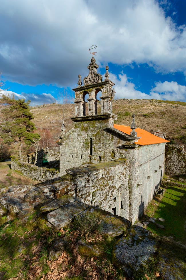 Mosteiro de Santa Maria das Júnias: viagem ao passado medieval Faça uma viagem fascinante ao passado medieval no Mosteiro de Santa Maria das Júnias! Descubra a beleza e a história deste monumento cativante.