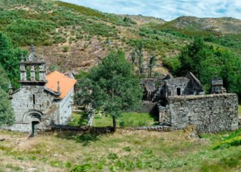 Faça uma viagem fascinante ao passado medieval no Mosteiro de Santa Maria das Júnias! Descubra a beleza e a história deste monumento cativante.